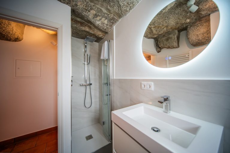 Casa 1A: Bathroom with shower under a natural stone ceiling