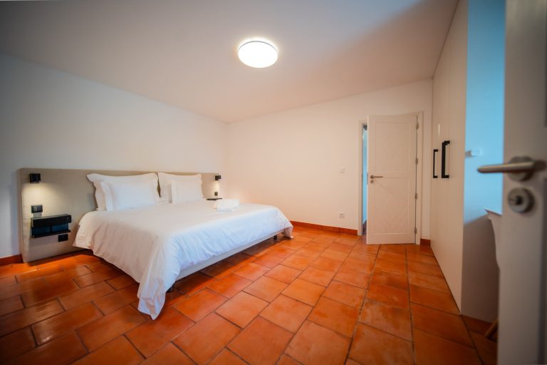 Casa 1A: Bedroom with double bed and wardrobe
