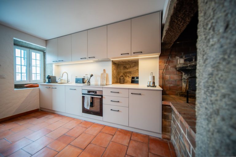 Casa 1A: Kitchen next to an old granite wall