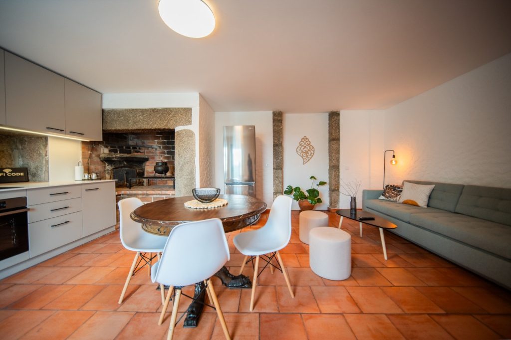 Casa 1A: Open-plan kitchen and living area with dining table