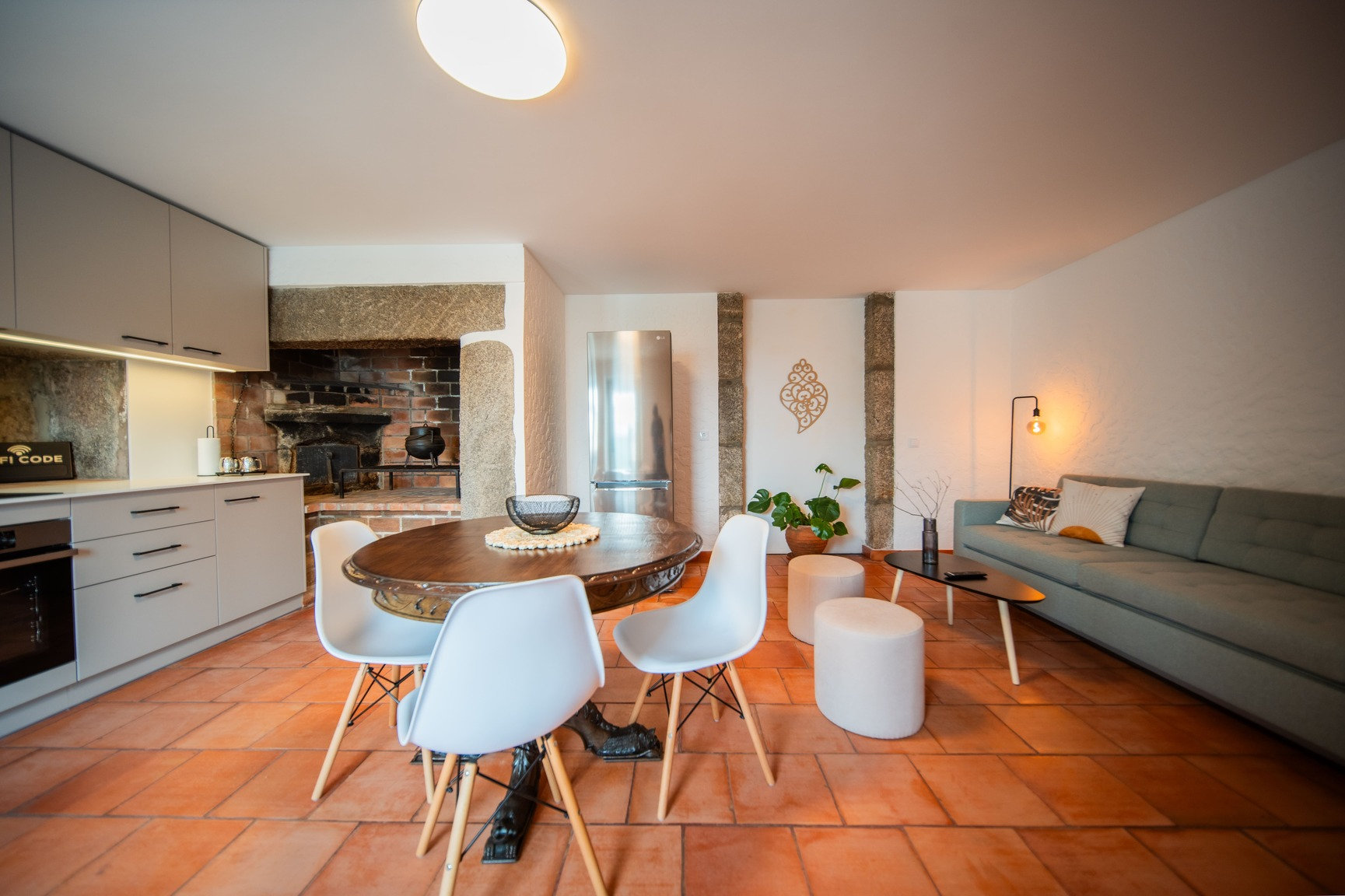 Casa 1A: Open-plan kitchen and living area with dining table