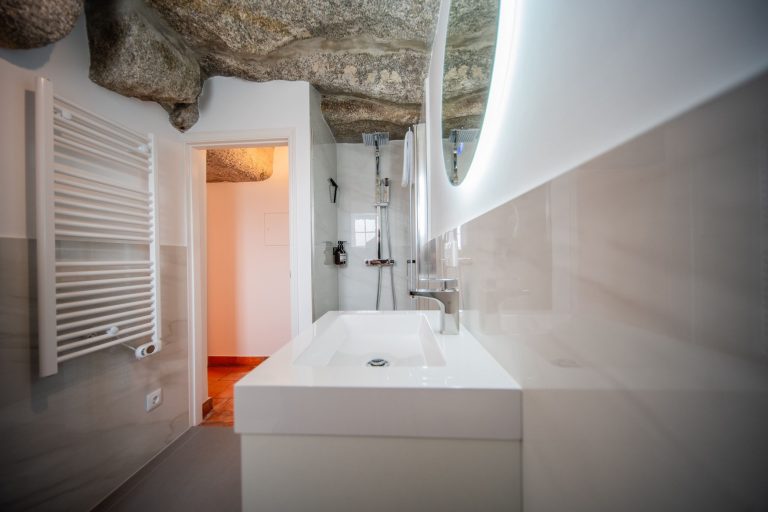 Casa 1A: Washbasin under a natural stone ceiling