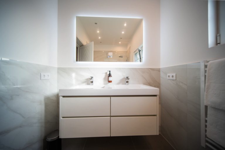 Casa 1B: Bathroom with double washbasin