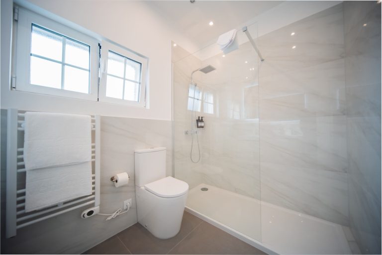 Casa 1B: Bathroom with walk-in shower