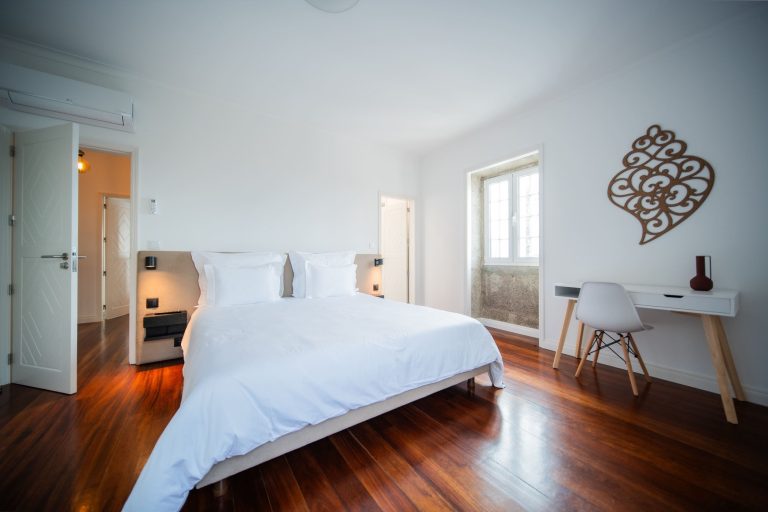 Casa 1B: Bedroom with wooden floor
