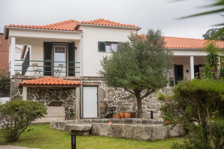 Casa 1B: House with terrace, olive tree and garden