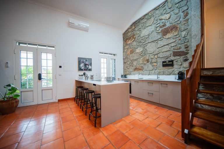 Casa 1B: Kitchen counter with bar stools