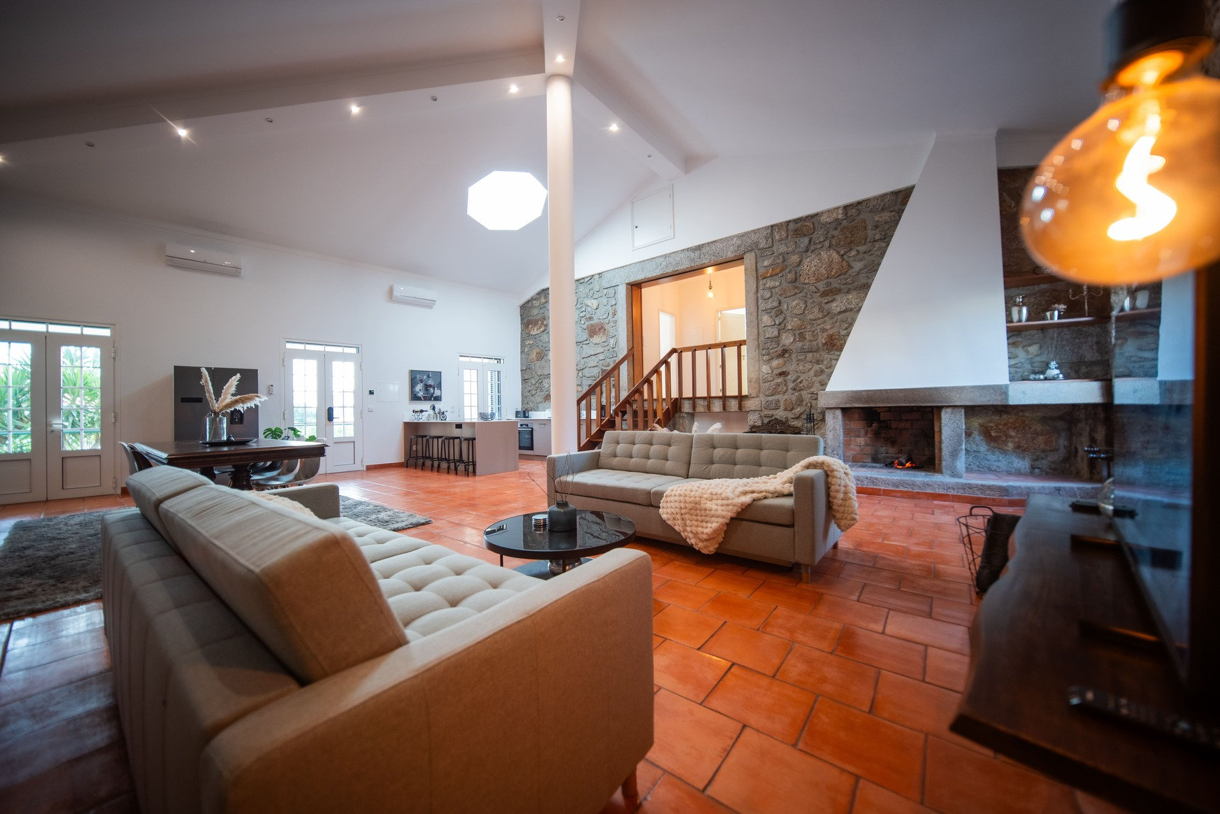 Casa 1B: Living room with sofas under a high ceiling