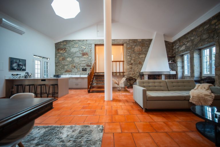 Casa 1B: Living room with stone wall and open fireplace