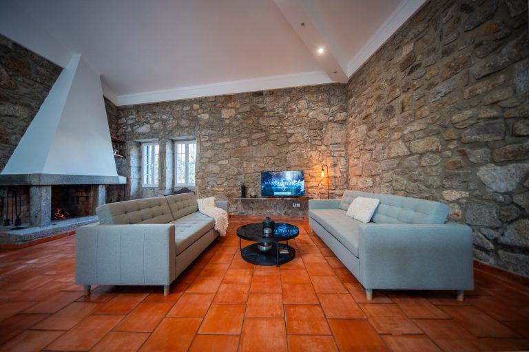 Casa 1B: Seating area in front of the fireplace