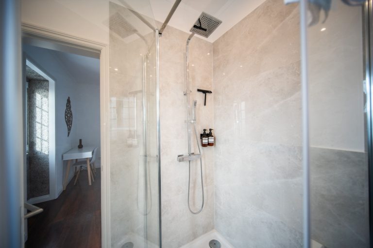 Casa 1B: Walk-in shower