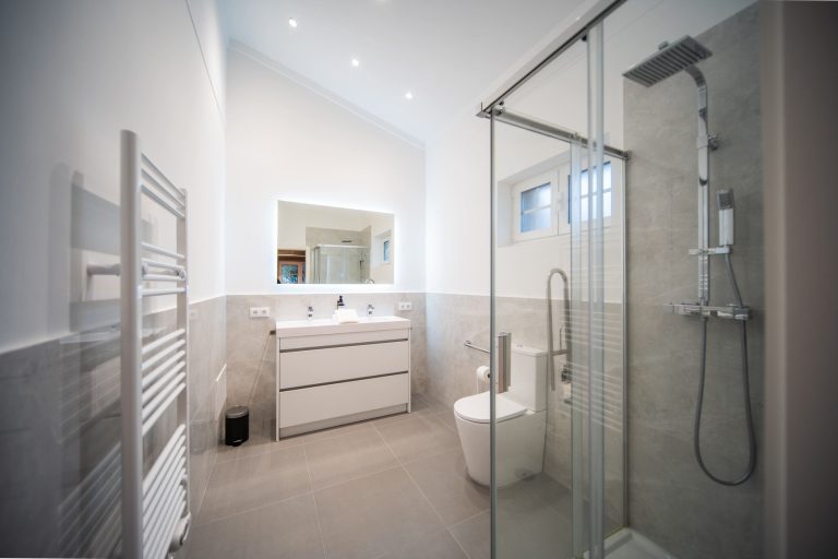 Casa 2: Bathroom with walk-in shower