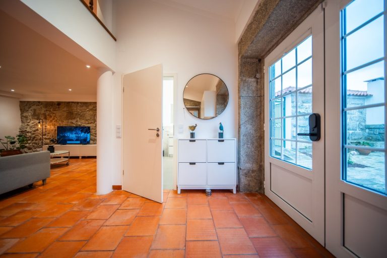 Casa 2: Entrance with glazed door