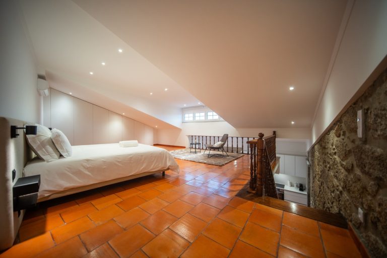 Casa 2: Gallery bedroom with king-size bed