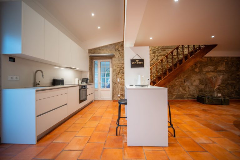 Casa 2: Kitchen with wooden staircase