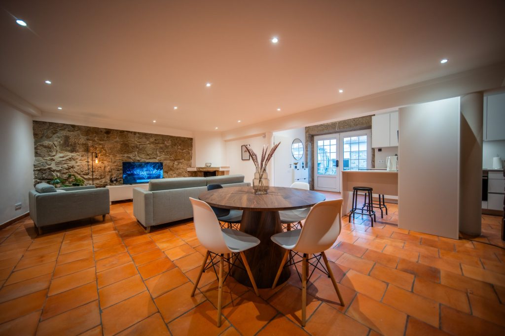 Casa 2: Living and dining area with stone wall