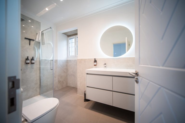 Casa 3: Bathroom with round mirror