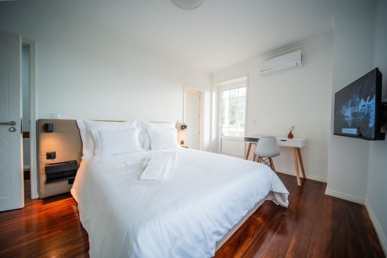 Casa 3: Bedroom with double bed and desk