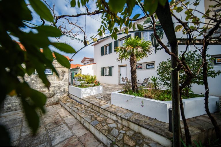 Casa 3: Courtyard with raised flower beds