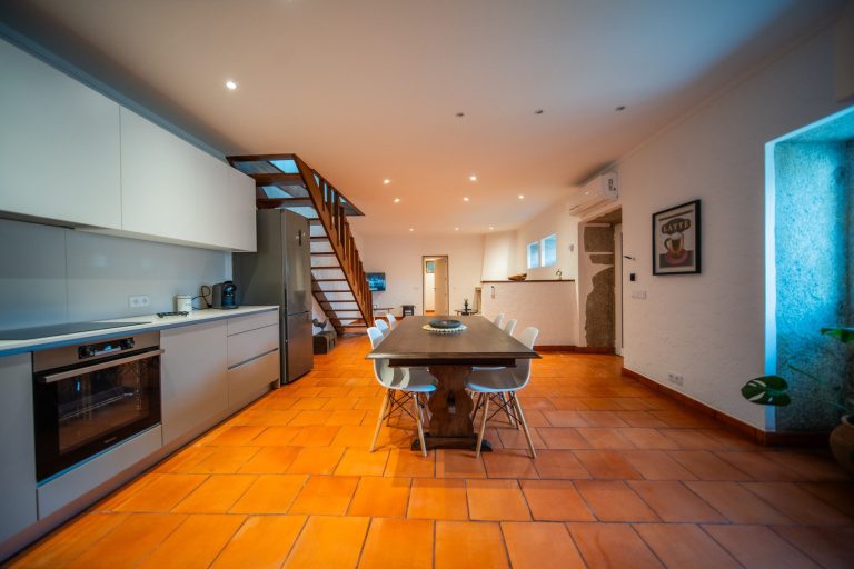 Casa 3: Kitchen with dining table and staircase