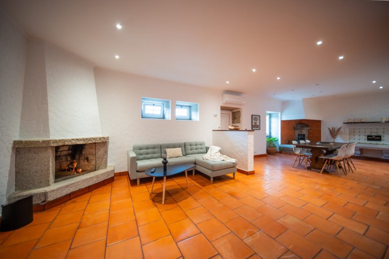 Casa 3: Living area with fireplace
