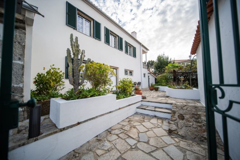 Casa 3: Paved patio in front of the house