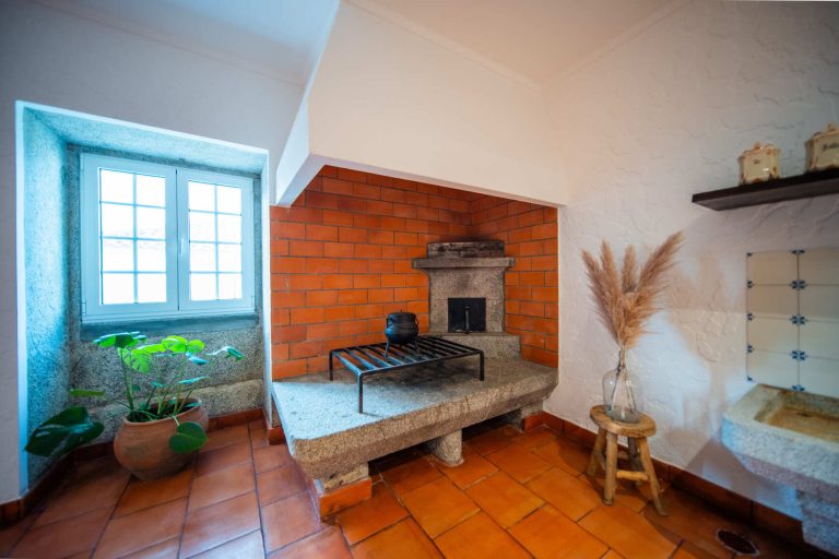 Casa 3: Traditional stone oven with bench