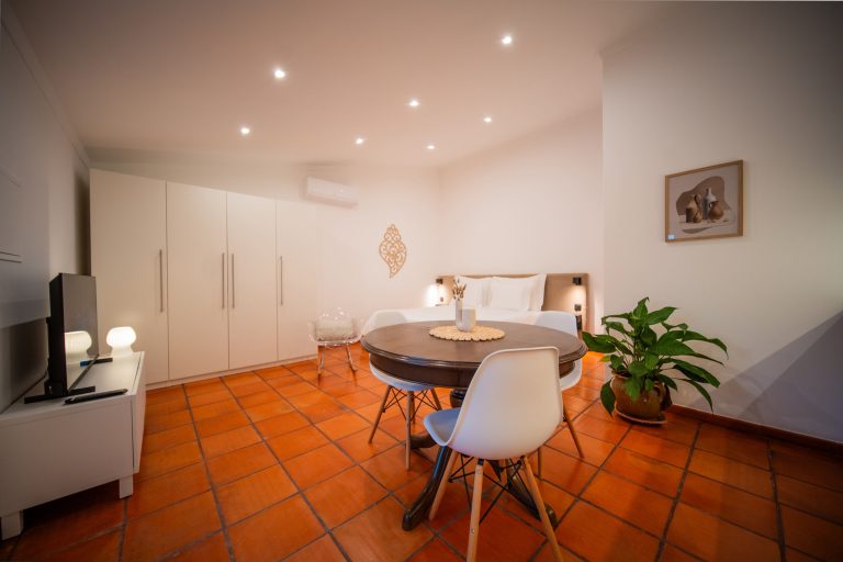 Casa 4: Studio with dining table and wardrobe