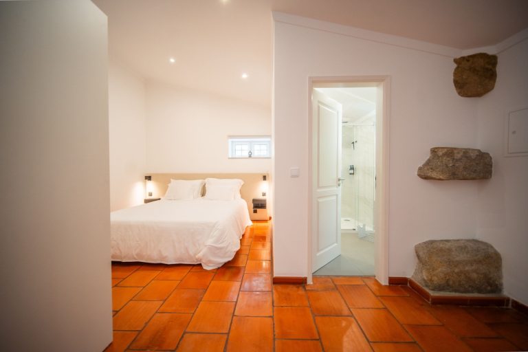 Casa 5: Bedroom with view into the bathroom