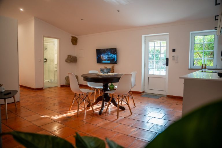 Casa 5: Dining table in front of the garden door