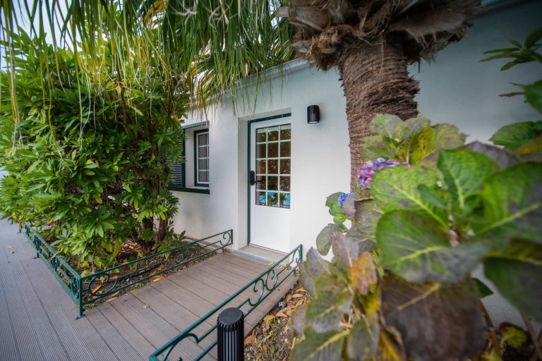 Casa 5: Entrance surrounded by plants