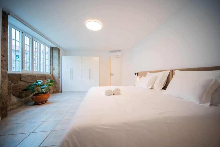 Casa 7: Bright bedroom with large windows