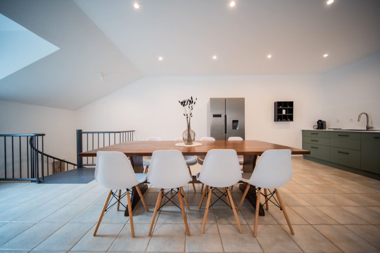 Casa 7: Long dining table and kitchen