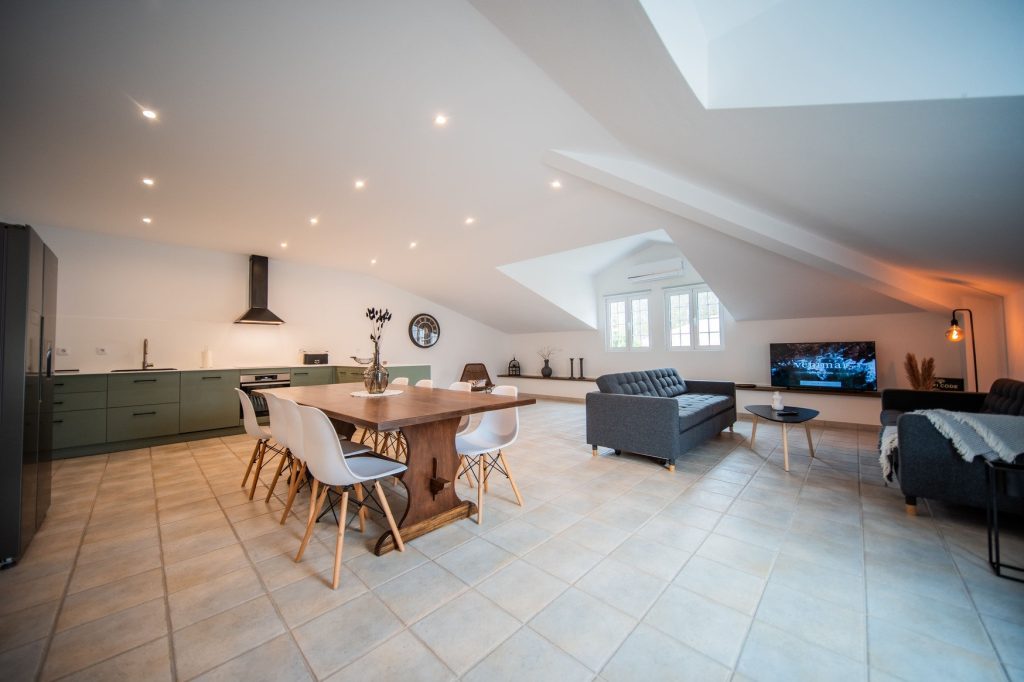 Casa 7: Open-plan living area with kitchen