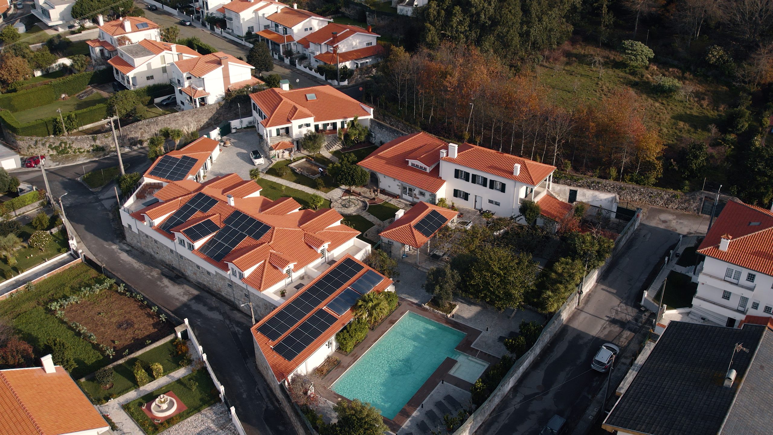 Quinta da Victória from above: houses with solar panels and the pool