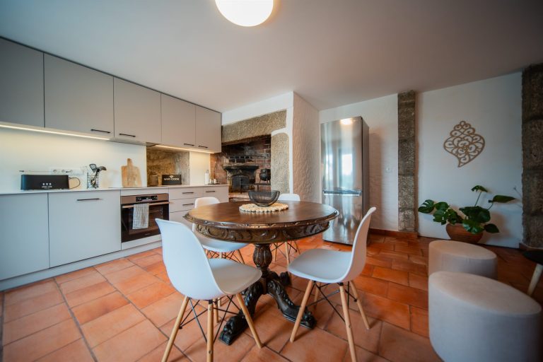Casa 1A: round dining table in the kitchen