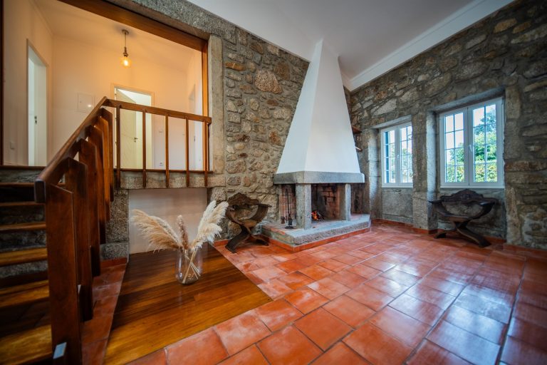 Casa 1B: wooden staircase next to the open fireplace