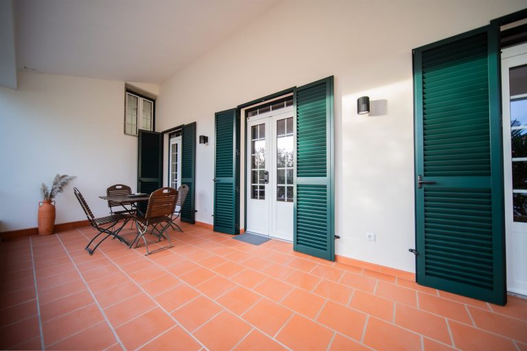 Casa 1B: covered terrace with table and chairs