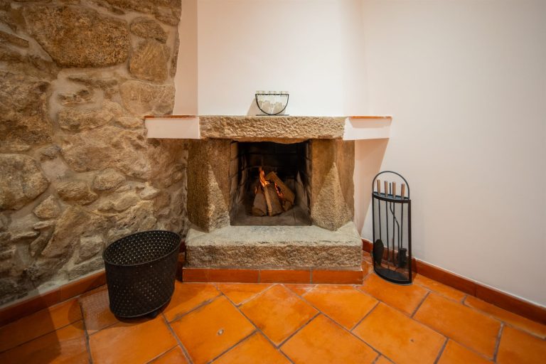 Casa 2: open fireplace in the stone wall