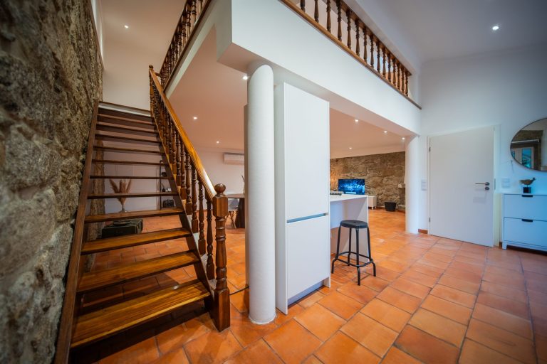 Casa 2: wooden staircase up to the gallery