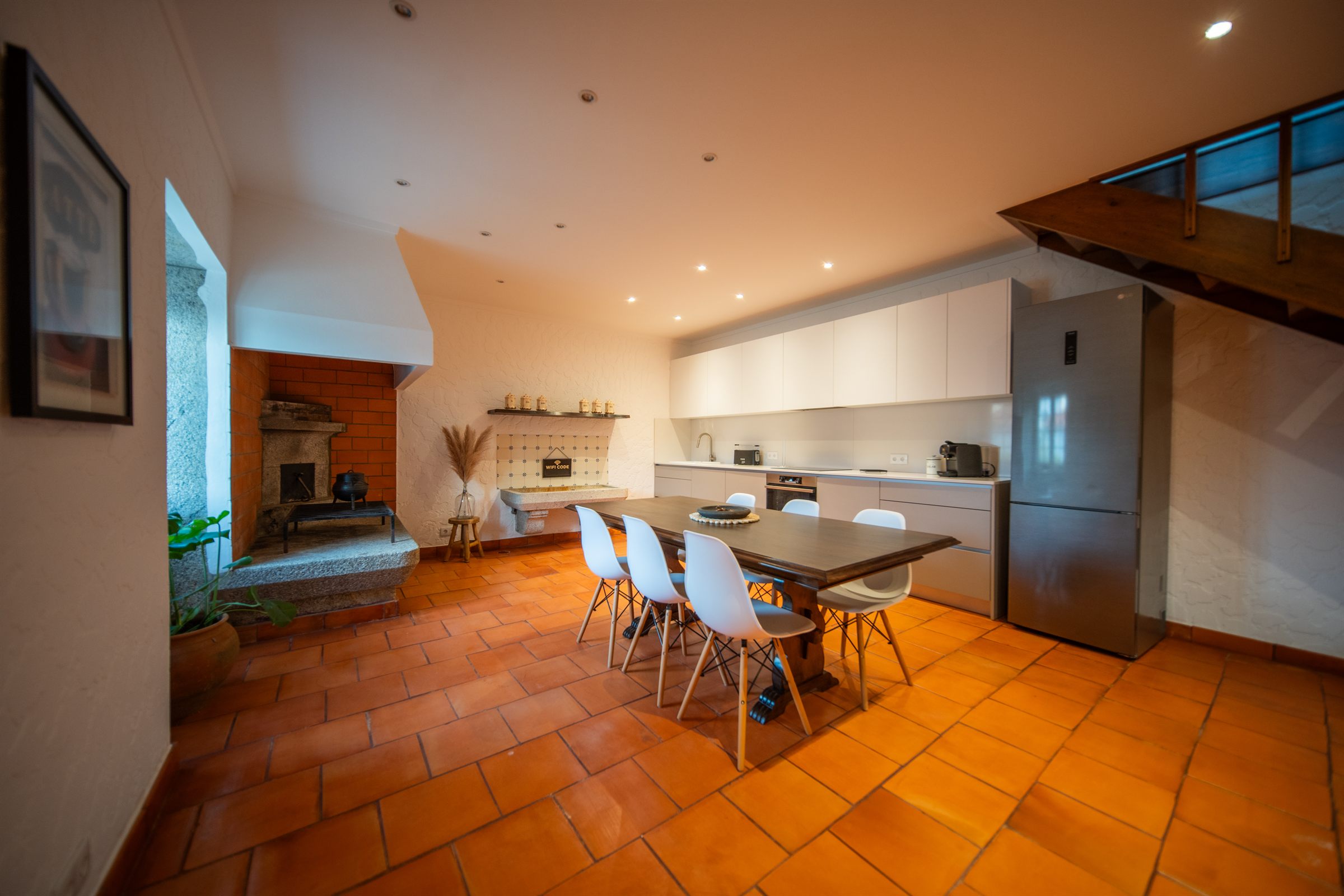 Casa 3: open-plan kitchen with long dining table