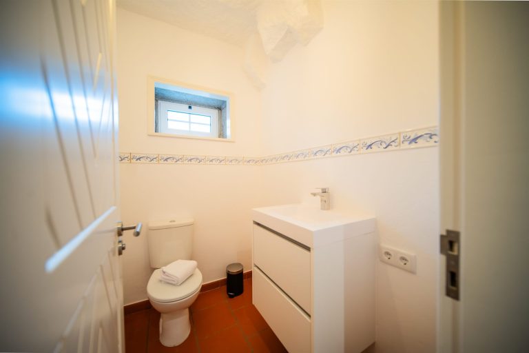 Casa 3: guest toilet