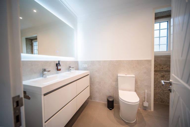 Casa 3: bathroom with long washbasin