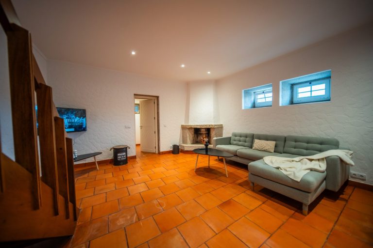 Casa 3: living area with sofa and fireplace