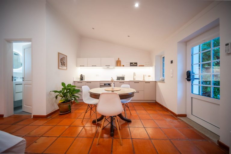 Casa 4: kitchenette and dining table by the door