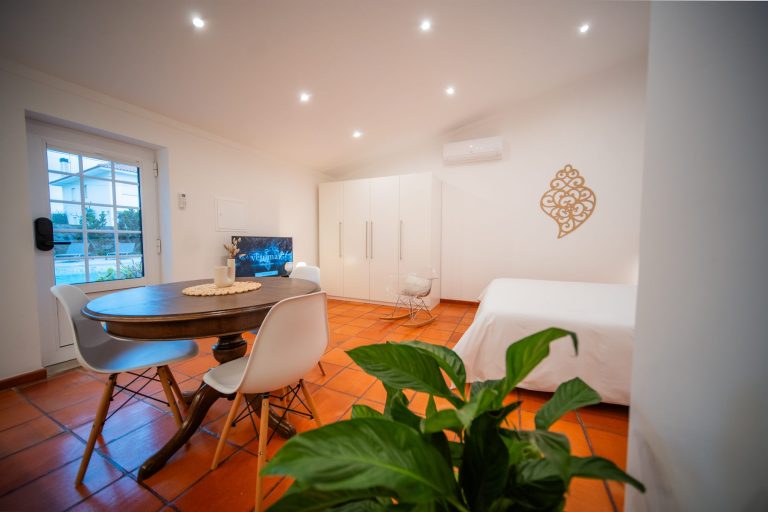 Casa 4: round dining table by the window