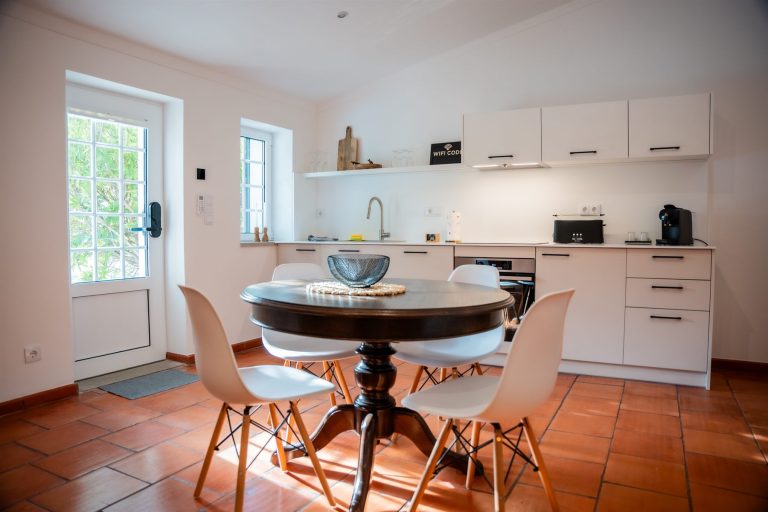 Casa 5: round dining table by the garden door