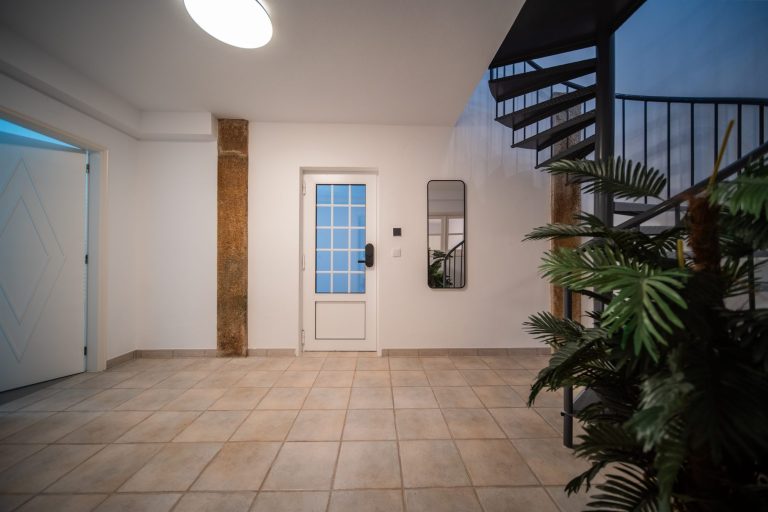 Casa 7: entrance hall with spiral staircase