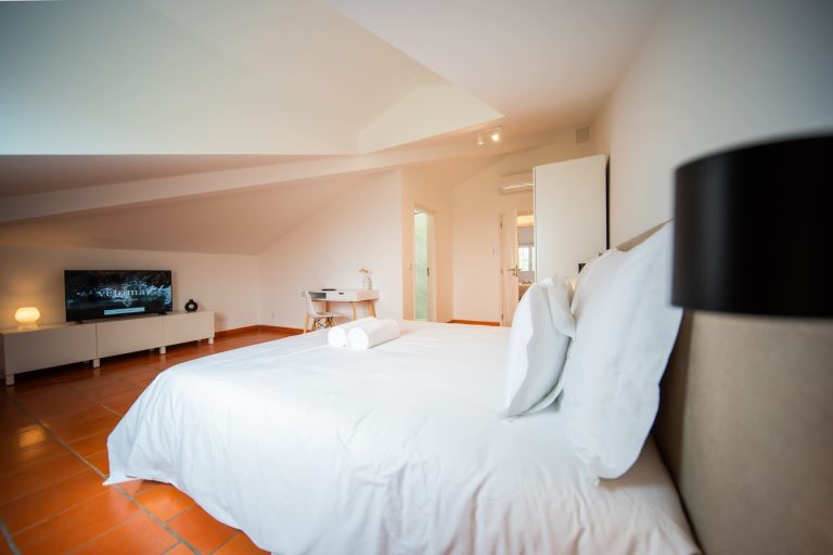 Casa 8: double bed under the sloping roof