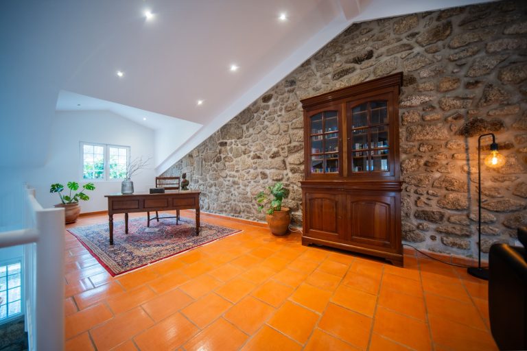 Casa 8: lounge with desk and old cabinet